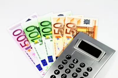 Geldscheine und Taschenrechner