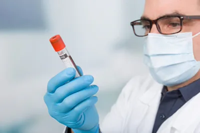 Wissenschaftler mit Probe